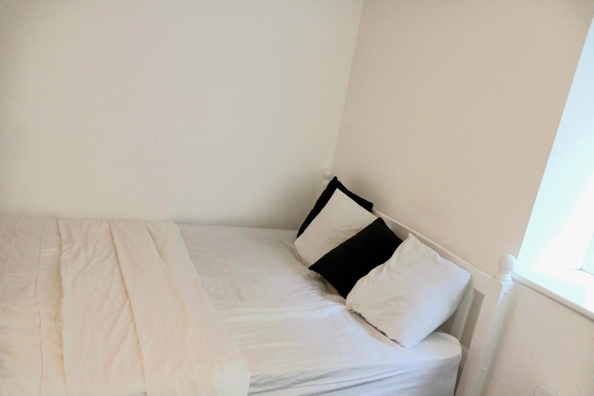 A Beautifully Furnished Master Bedroom In A Shared Apartment Aylesbury  Exterior photo