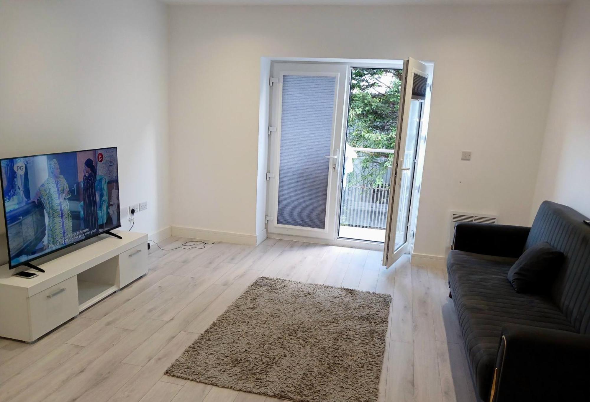 A Beautifully Furnished Master Bedroom In A Shared Apartment Aylesbury  Exterior photo